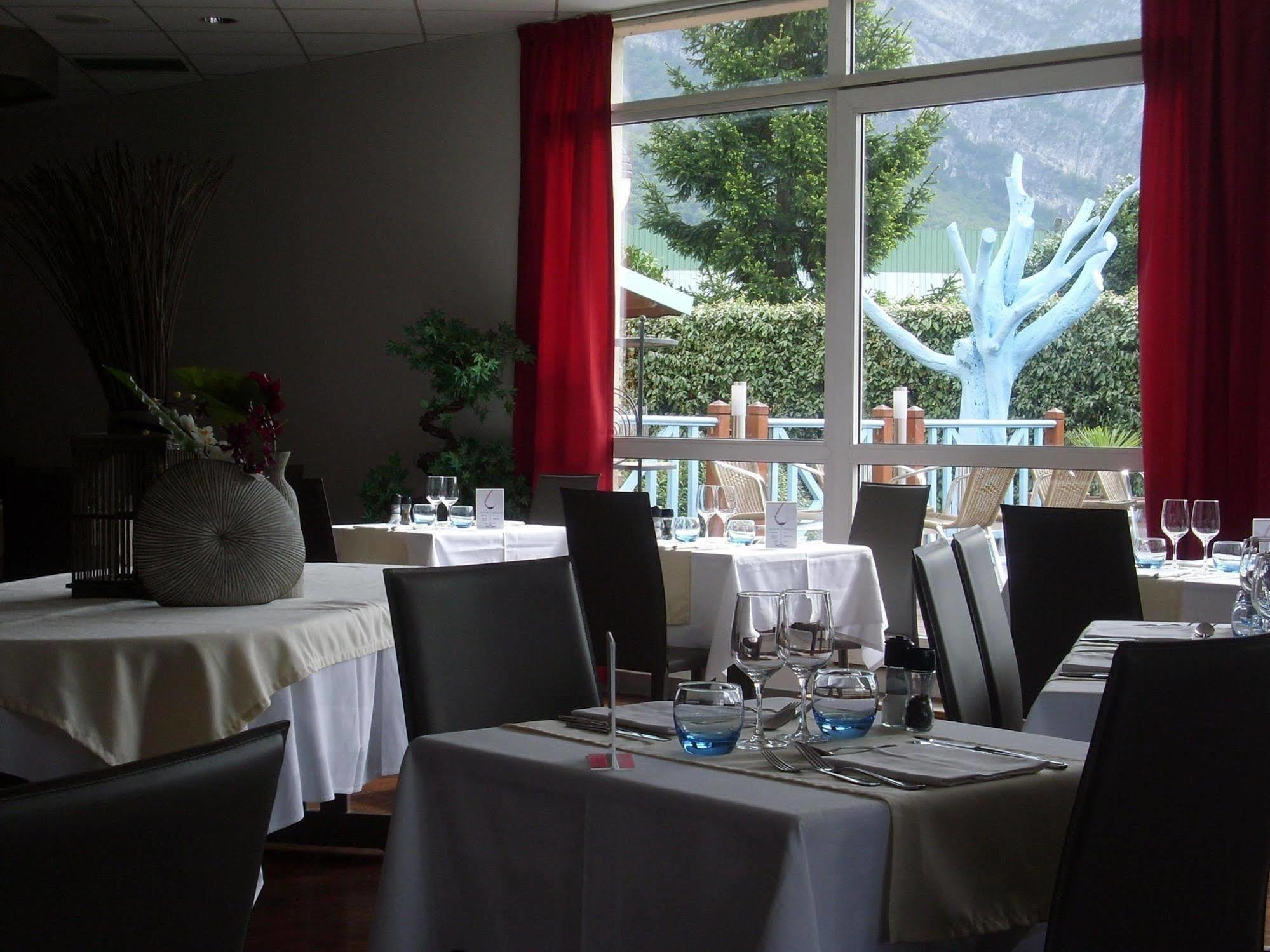 Hotel Le Neron - Logis Fontanil-Cornillon Exterior photo